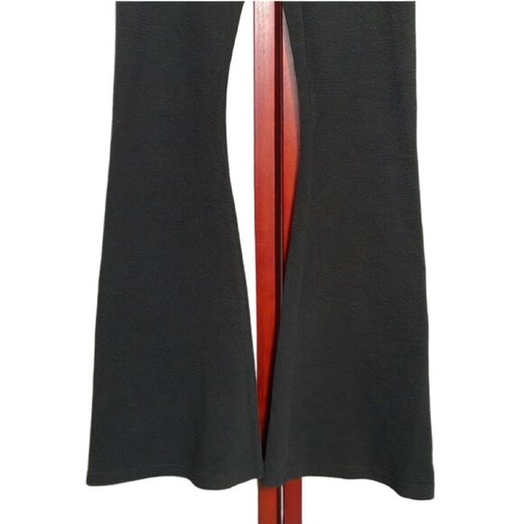 Offline by Aerie Textured Black Flared High Waisted Leggings w/Pockets (Size: S) - Picture 8 of 13